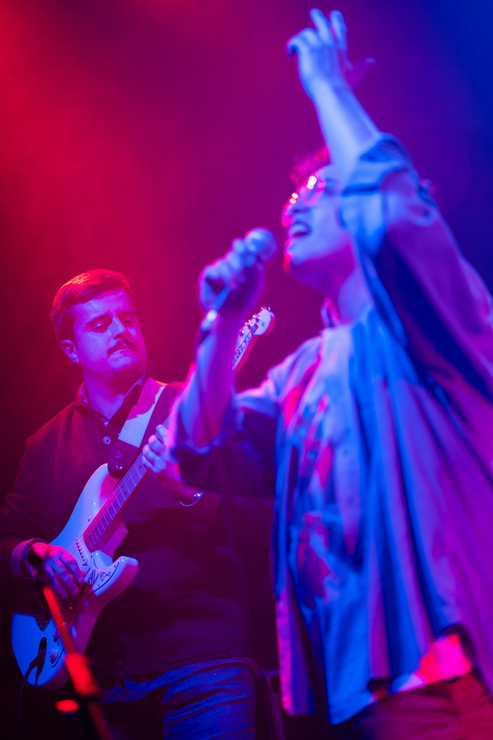 Un cantante e un chitarrista si esibiscono insieme su un palco da concerto.